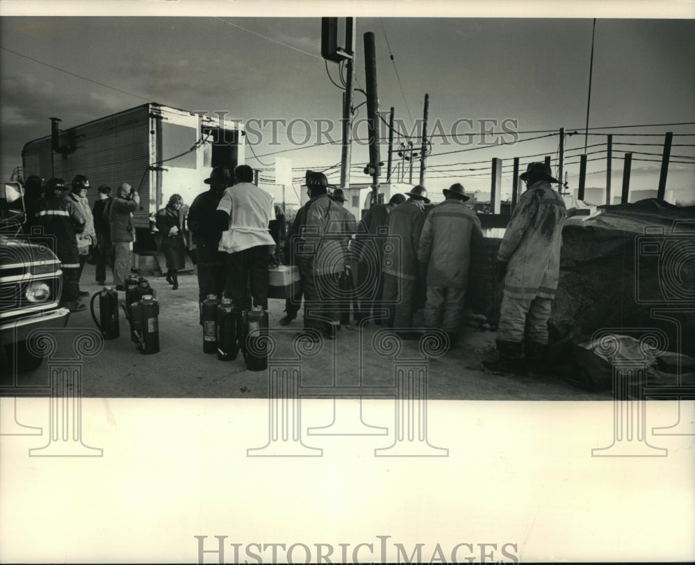 1986 Press Photo Rescue personnel carry workman after sewer accident, Milwaukee-Historic Images