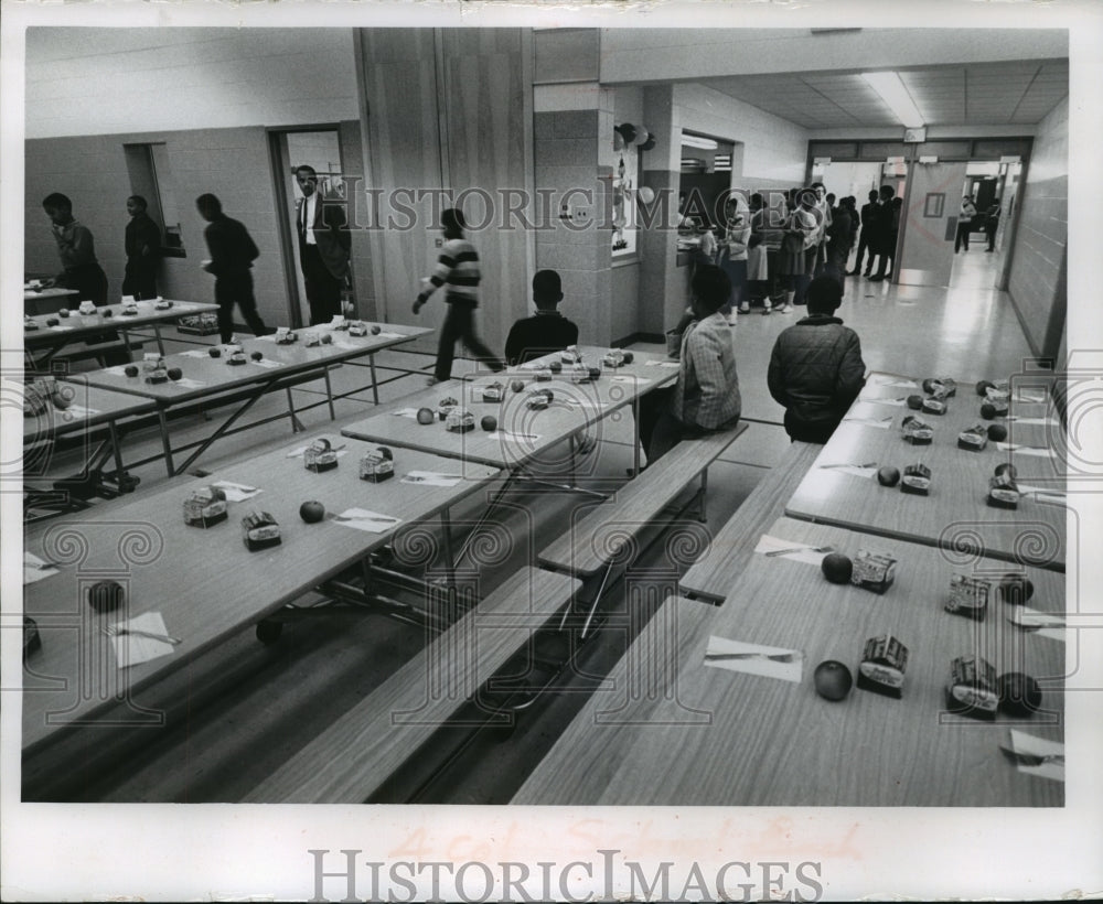 1968 Press Photo Lunch time at Holmes Elementary School, Milwaukee - mjb56365 - Historic Images