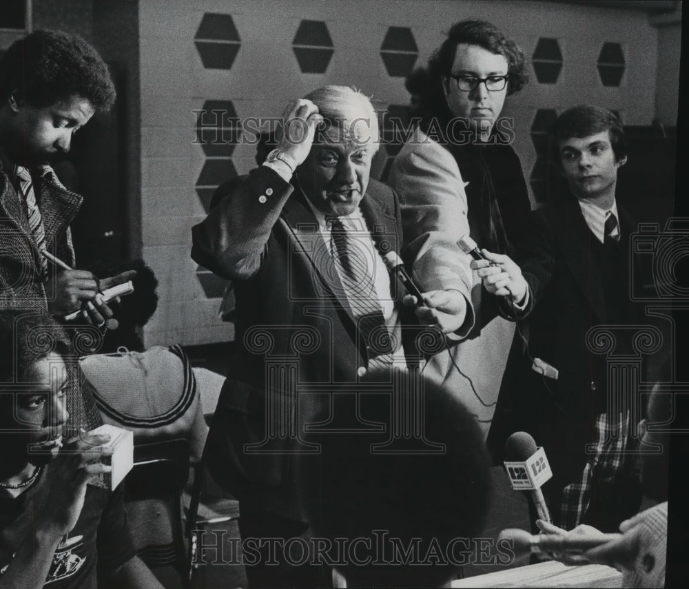 1976 Press Photo John Gronouski at Berger Elementary School Milwaukee, Wisconsin - Historic Images