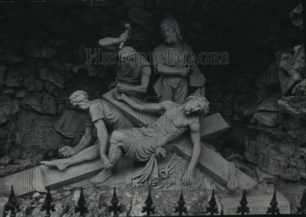 1977  1of 10 Stations of the Cross Sculptures, Holy Hill, Wisconsin - Historic Images