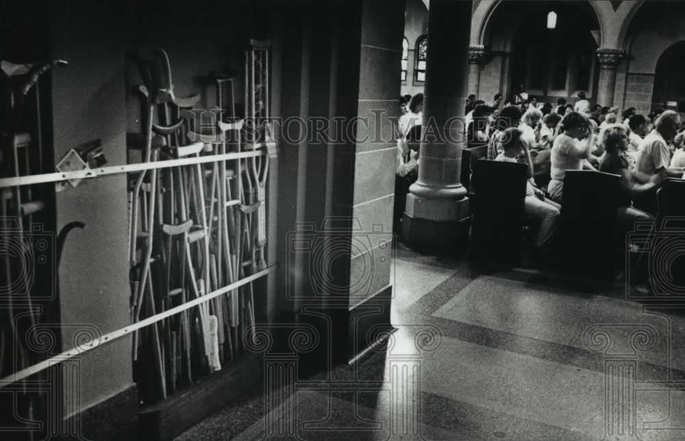 1991 Press Photo Catholics attending service at the Shrine of Marry at Holy Hill - Historic Images