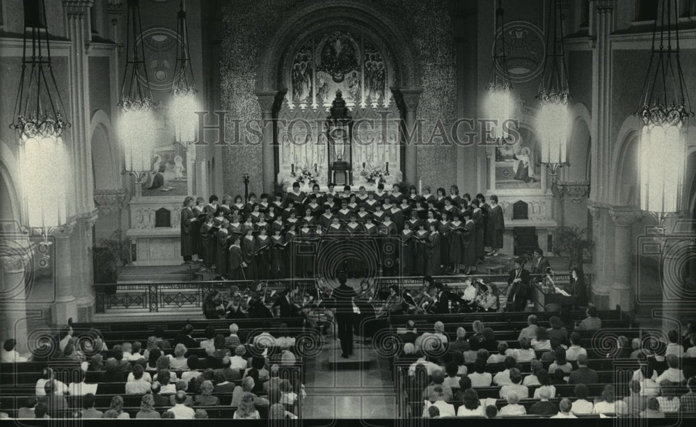 1984 Press Photo Concert by Washington High School at church atop Holy Hill - Historic Images