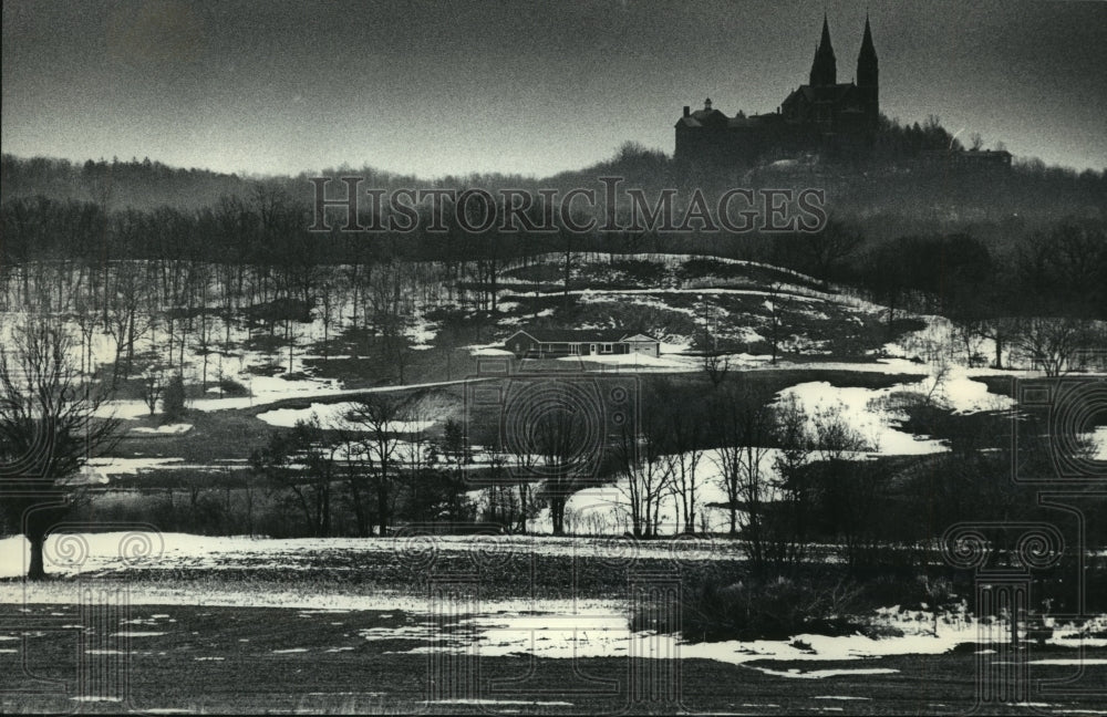 1985 Press Photo Holy Hill spires on a hilltop in Kettle Moraine, Wisconsin - Historic Images