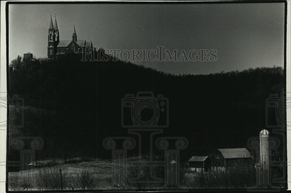 1991 Press Photo Snow has left the hills of Erin Township surrounding Holy Hill - Historic Images