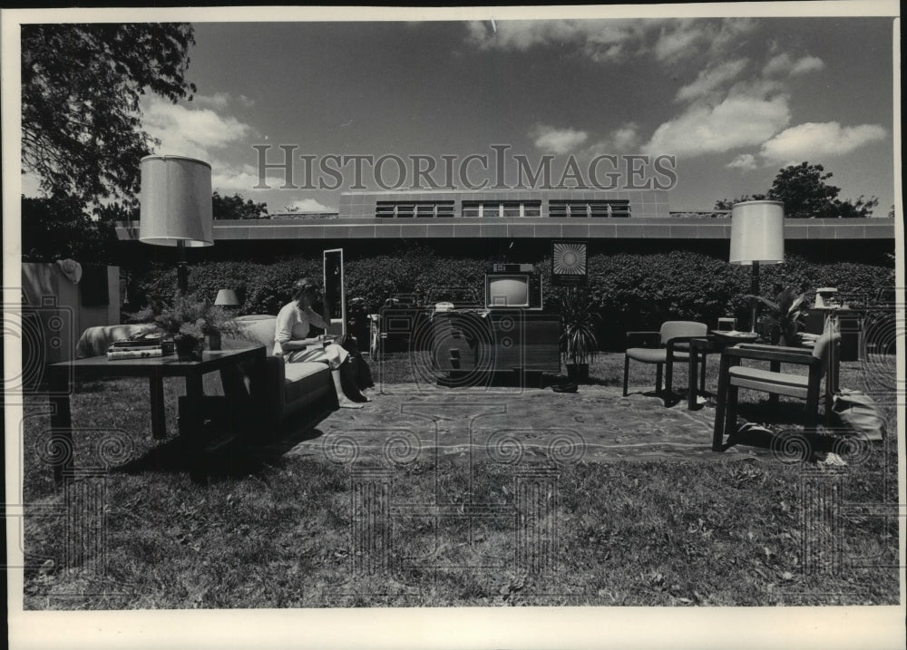 1985 Press Photo Flora Coker reads in the Urban Woman exhibit at Milwaukee Zoo - Historic Images