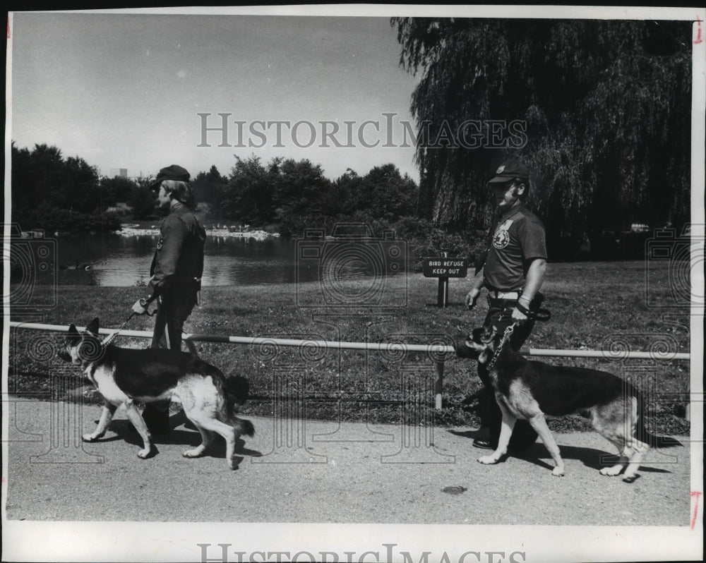 1976 Press Photo Testing Guard Dogs to patrol at the Milwaukee County Zoo - Historic Images