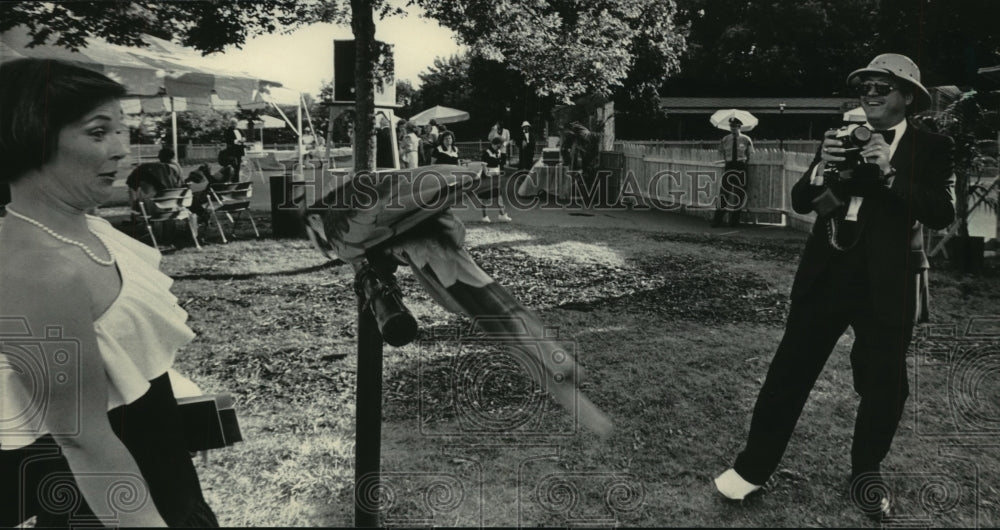 1984 Press Photo The Di Ullo&#39;s took photos of a macaw at the Milwaukee Zoo Ball - Historic Images