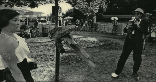 1984 Press Photo The Di Ullo's took photos of a macaw at the Milwaukee Zoo Ball - Historic Images
