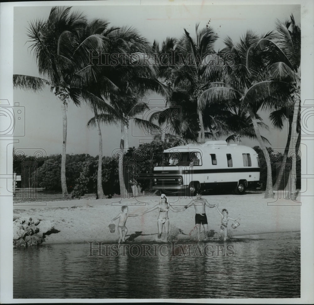 1975 Press Photo Family, no worries for motels, vacationing with a motor home. - Historic Images