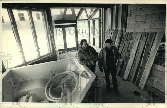 1988 Press Photo Kraig Klapperich, father, looking over spa materials, Milwaukee-Historic Images