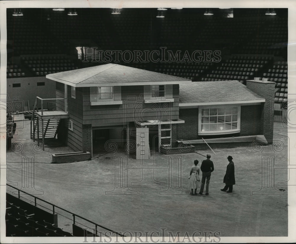 1958 Press Photo People observe trilevel home erected for home show, Milwaukee. - Historic Images