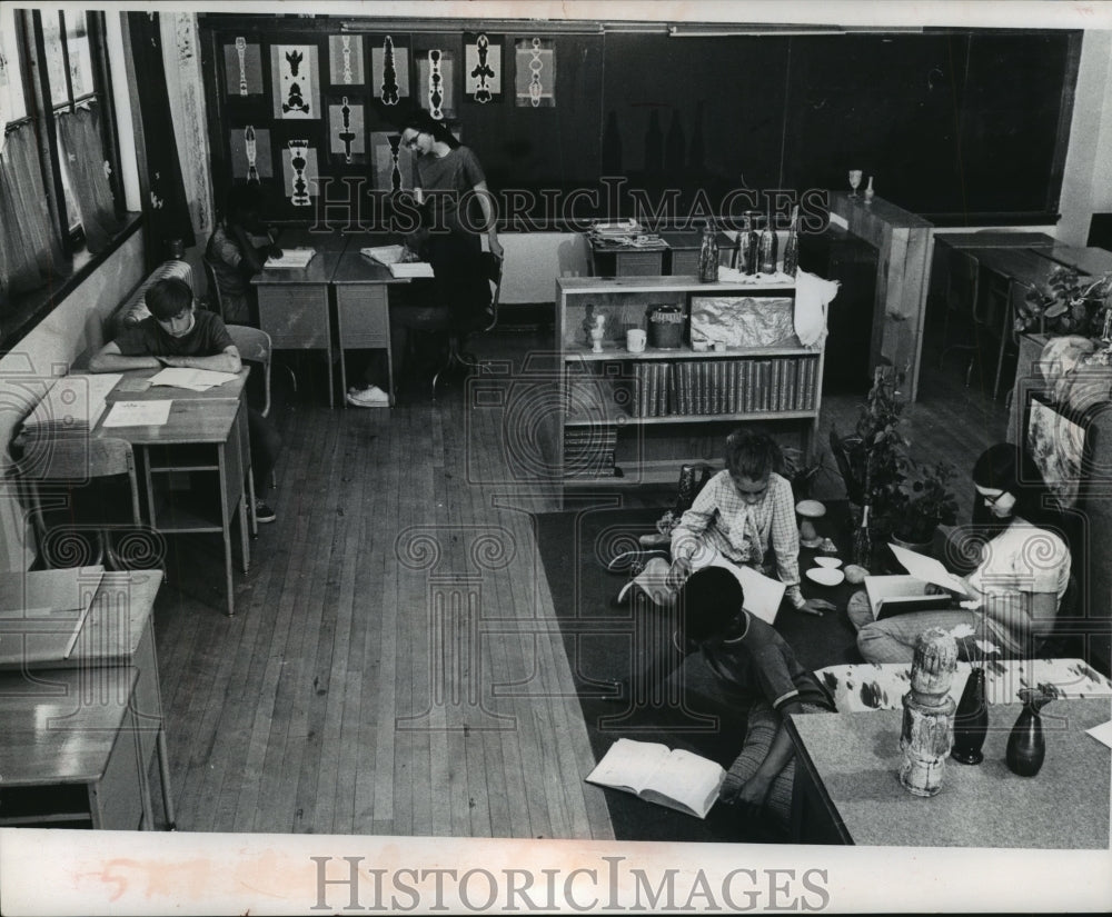 1971 Press Photo Students in Classroom at Michael Community School in Wisconsin - Historic Images