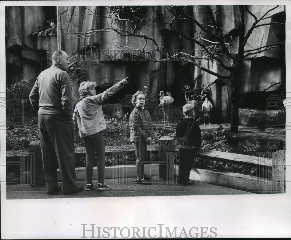 1964 Press Photo Milwaukee Zoo Aviary, Gunnard Hammer and children - mjb56660 - Historic Images