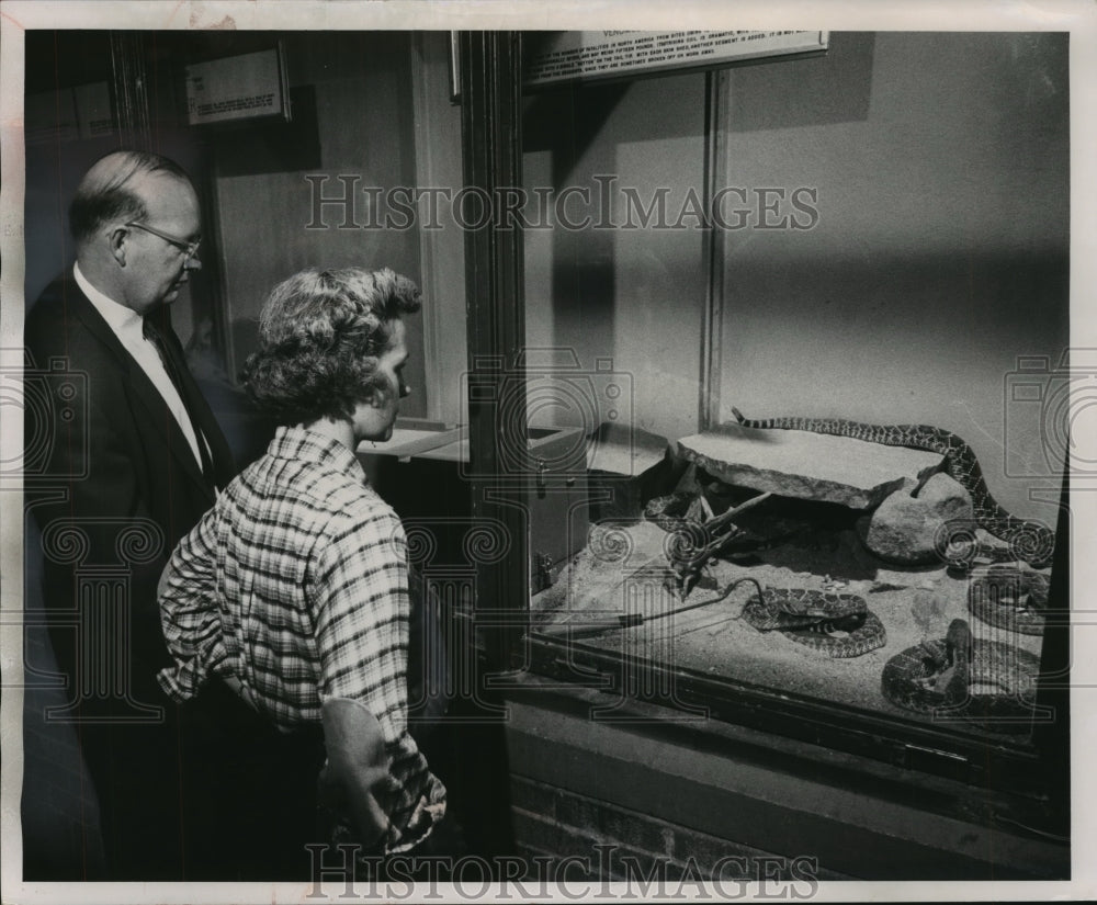 1958 Press Photo Mrs. Koehler And George Speidel Observe Diamondbacks From Texas - Historic Images