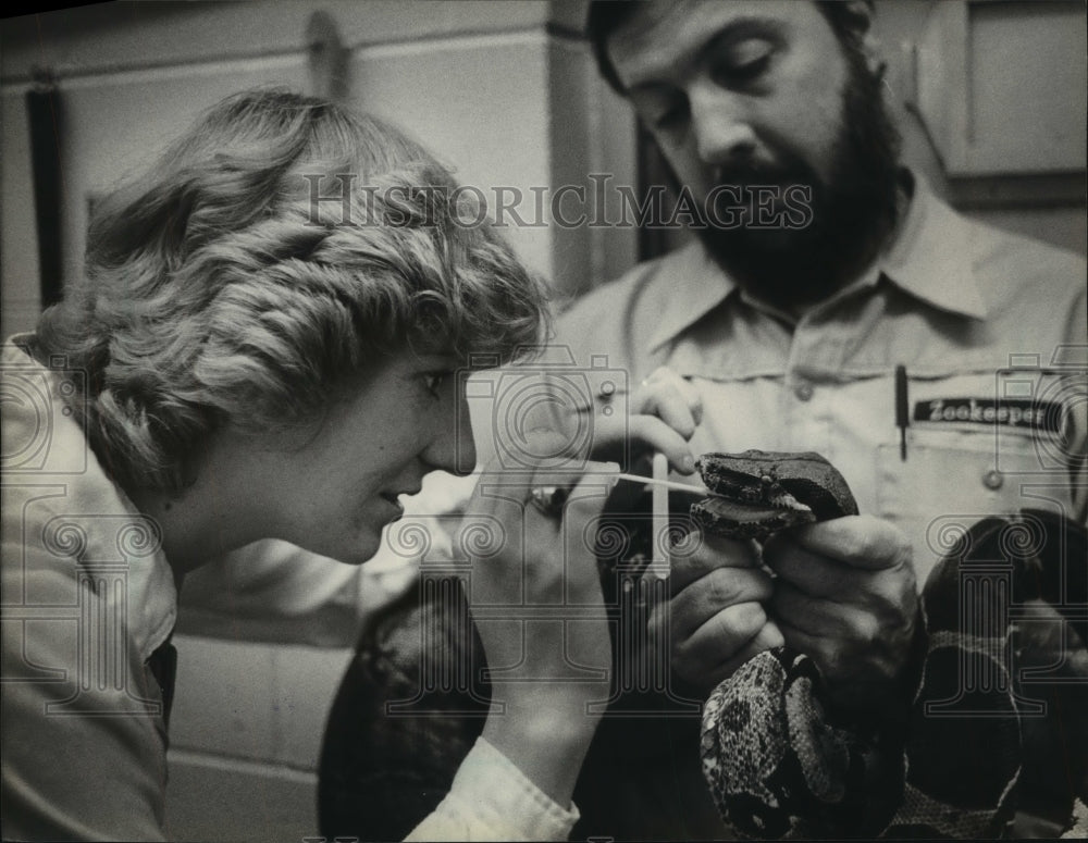 1983 Rich Sajdak &amp; Cyd Shields examine snake at Milwaukee County Zoo - Historic Images