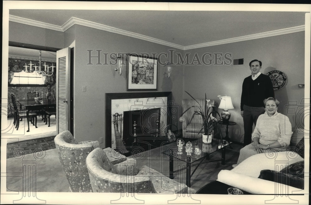 1987 Press Photo Charles and Betsy Hoke in their living room in Whitefish Bay - Historic Images