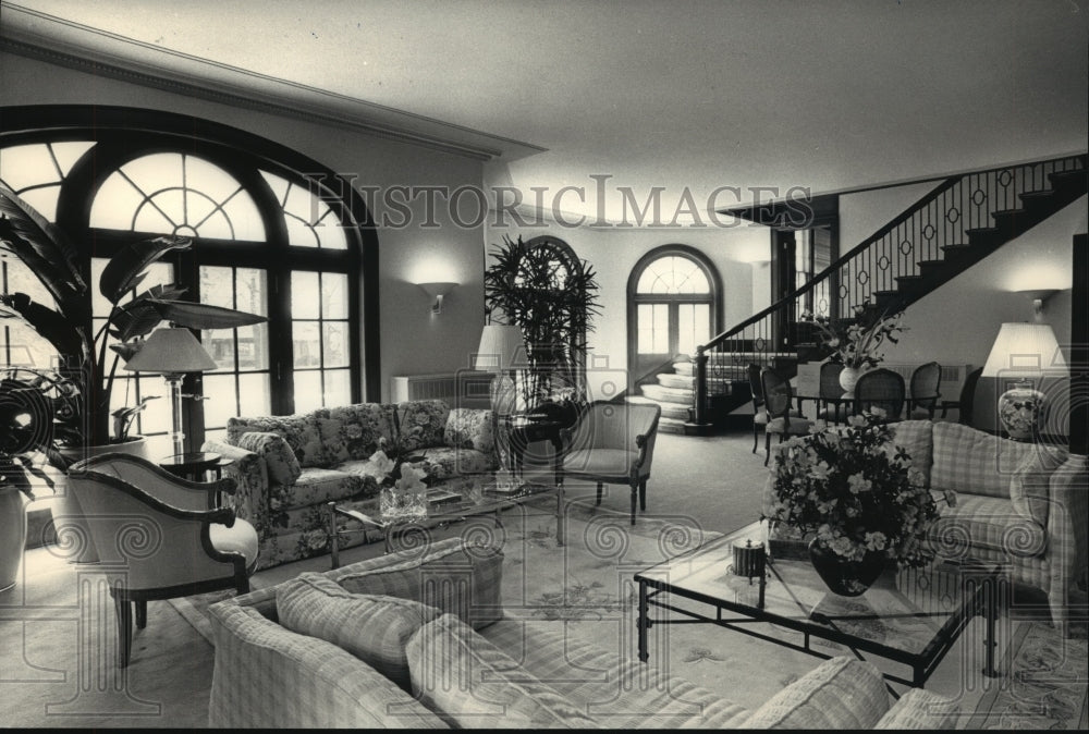 1987 Press Photo Living room of Symphony Showhouse tour in Milwaukee. - Historic Images