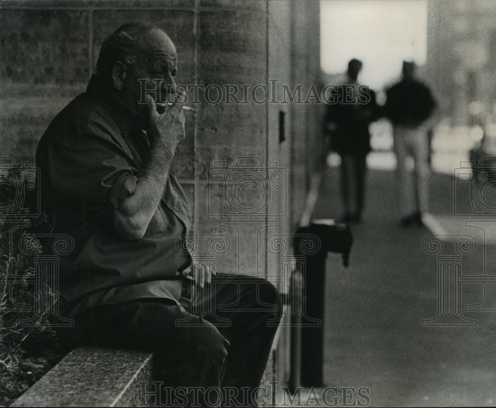 1975 Press Photo Time out for a smoke and a rest at 4th and State in Milwaukee- Historic Images