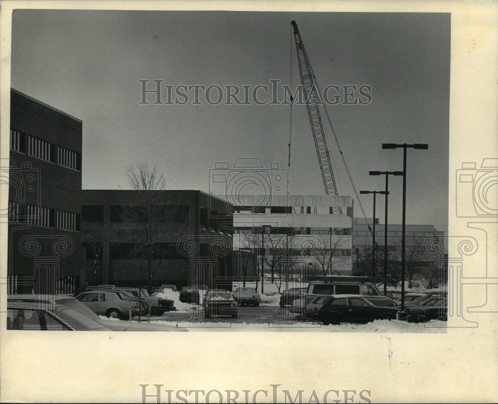 1986 Press Photo Builders like location of office development, Milwaukee. - Historic Images