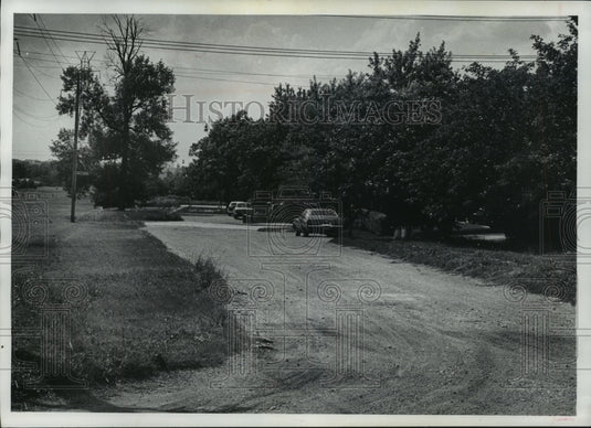 1978 Waterford Avenue becoming a footpath, looking west, Milwaukee. - Historic Images