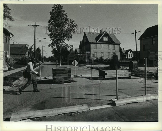 1964 Press Photo Barricades, effort to reduce crime, be neighborly, Milwaukee. - Historic Images