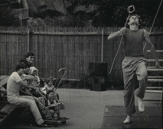 1984 Press Photo Tom Laing leads imaginary band in Theater School's Mimecircus - Historic Images