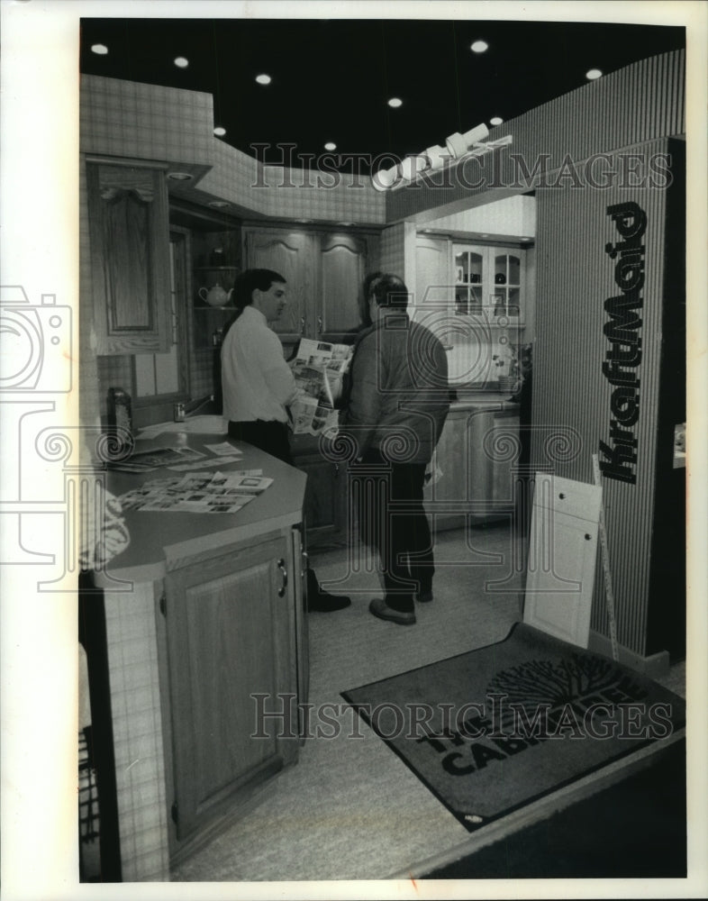 1992 Attendees see kitchen ideas, Home Builders Expo, MECCA - Historic Images