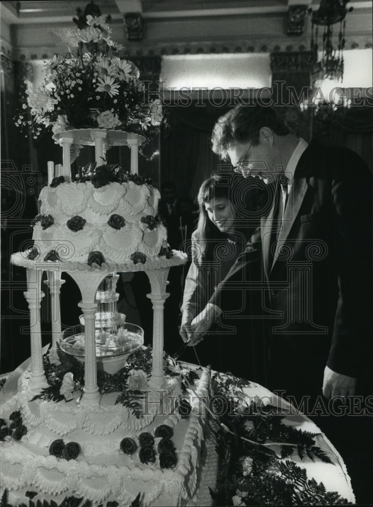 1993 Mayor Norquist of Milwaukee cuts cake with his wife, Susan Mudd - Historic Images