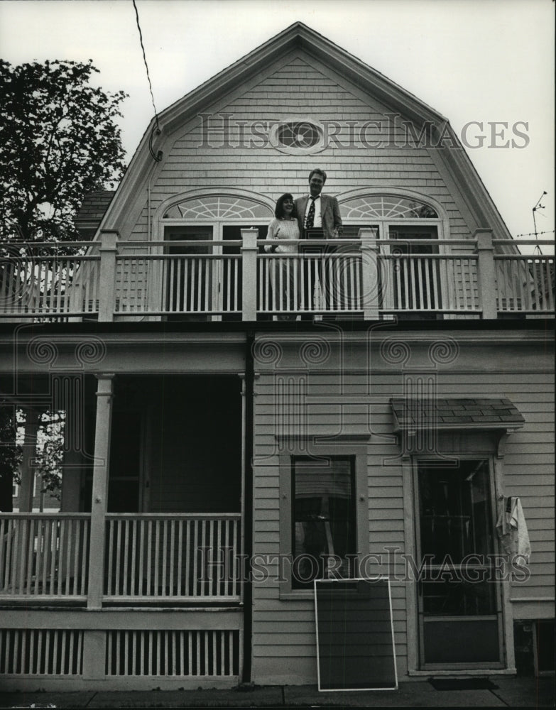 1991 Milwaukee Mayor Norquist and wife at South Side home - Historic Images