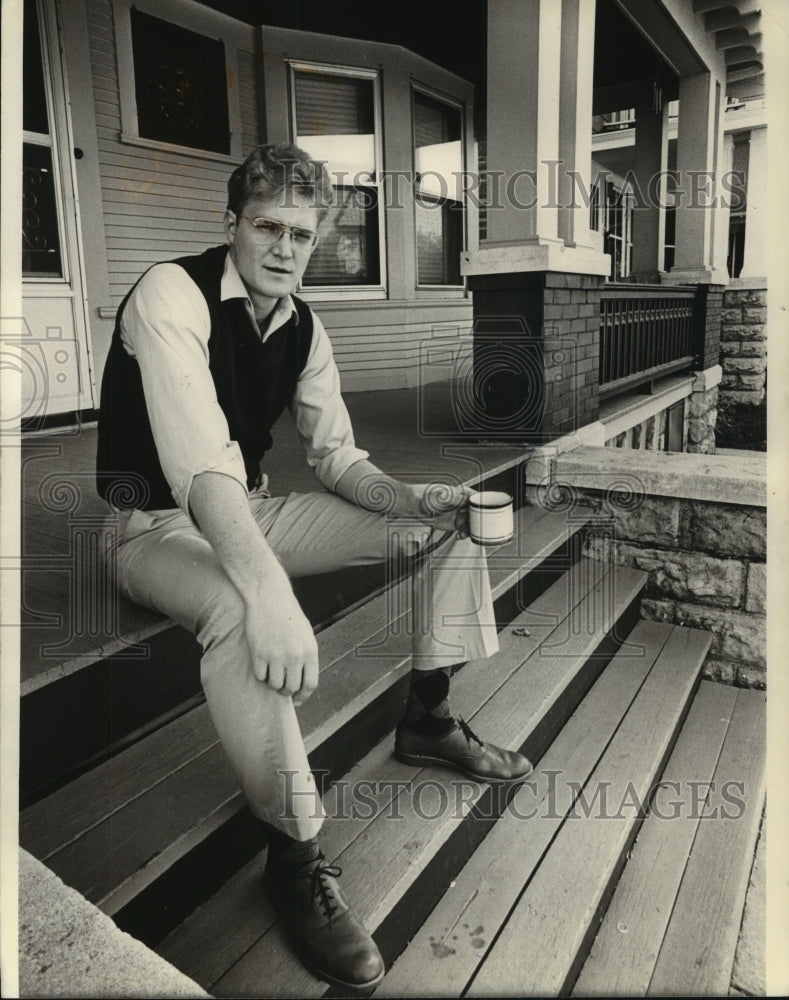 1980 Press Photo John Norquist State Representative relaxed at Milwaukee home - Historic Images