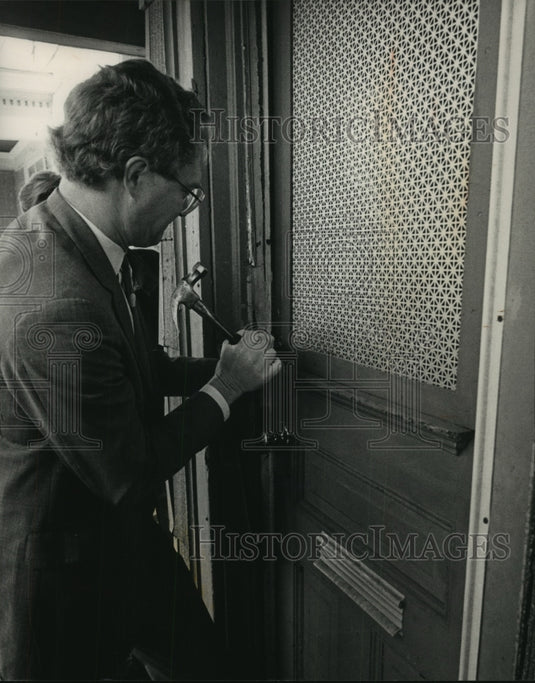 1988 Milwaukee Mayor John Norquist breaks into W. Burleigh St house - Historic Images