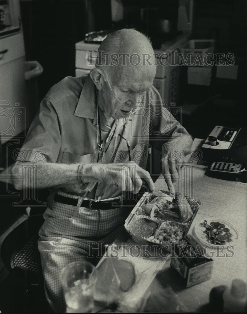 1986 Milwaukee County delivers hot meals to Robert Prouty weekdays. - Historic Images