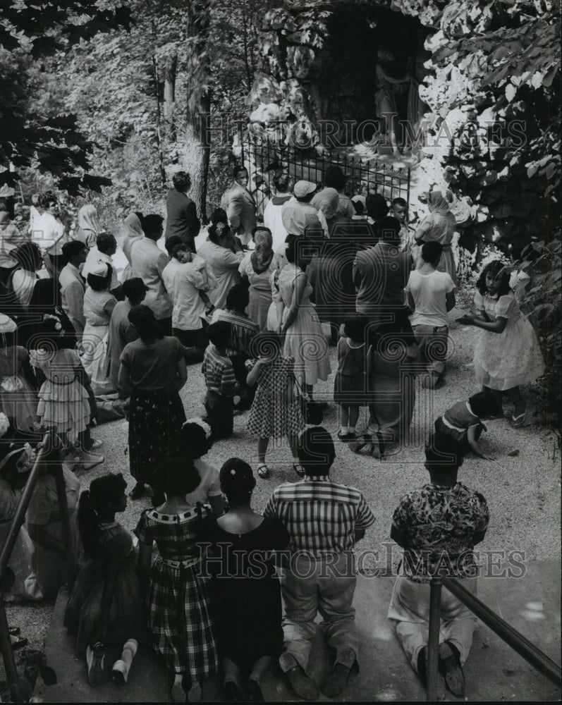 1950 Press Photo People Kneel on Holy Hill - mjb57093-Historic Images