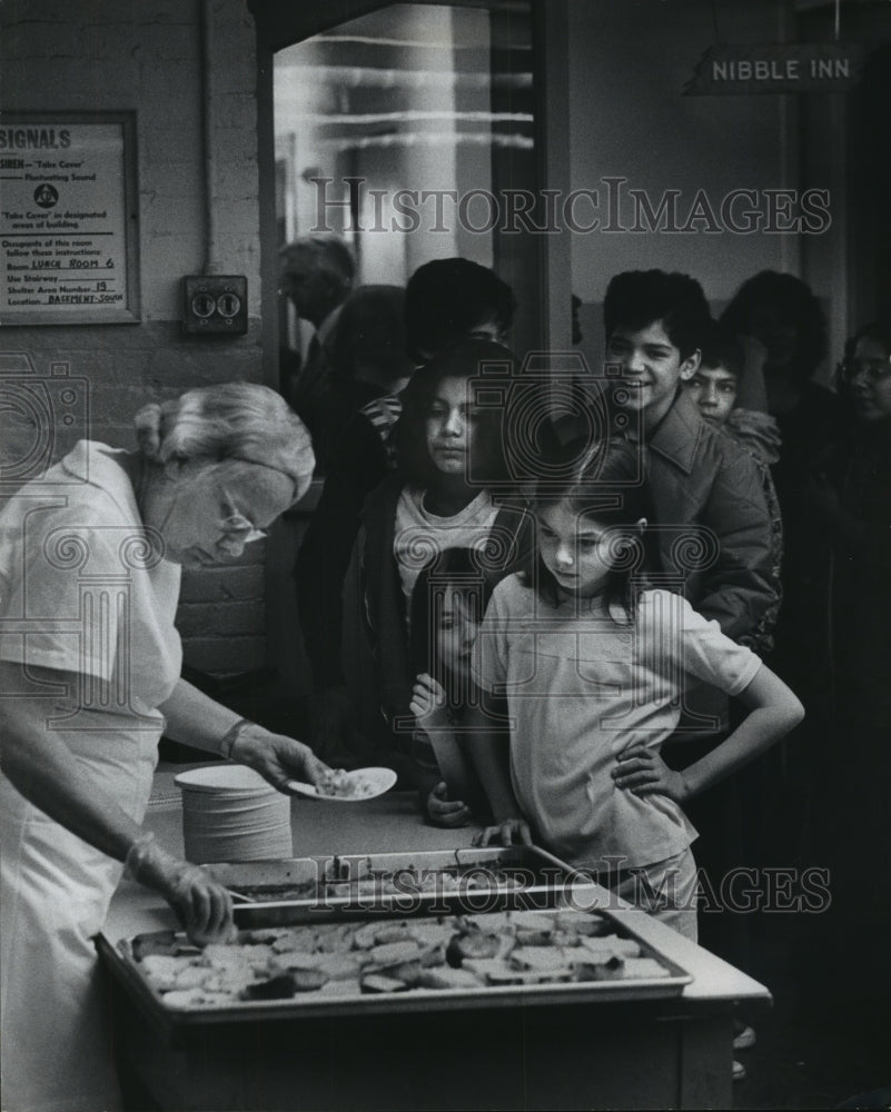 1974 Press Photo Mrs. Schmidt Serves Eggs At Vieau School In Milwaukee - Historic Images