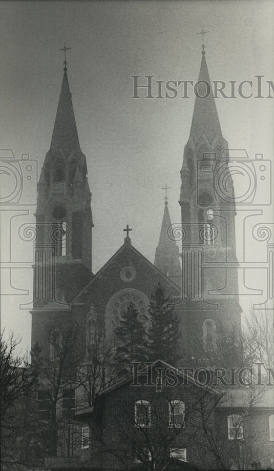 1989 Press Photo Gray Day At Holy Hill In Washington County Obscures Twin Spires - Historic Images