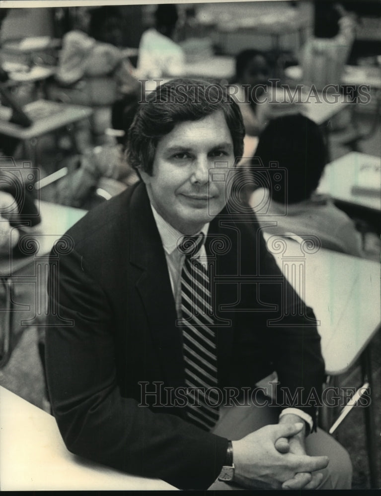1986 Press Photo Dennis Schumacher, Parkman School Principal, Milwaukee. - Historic Images