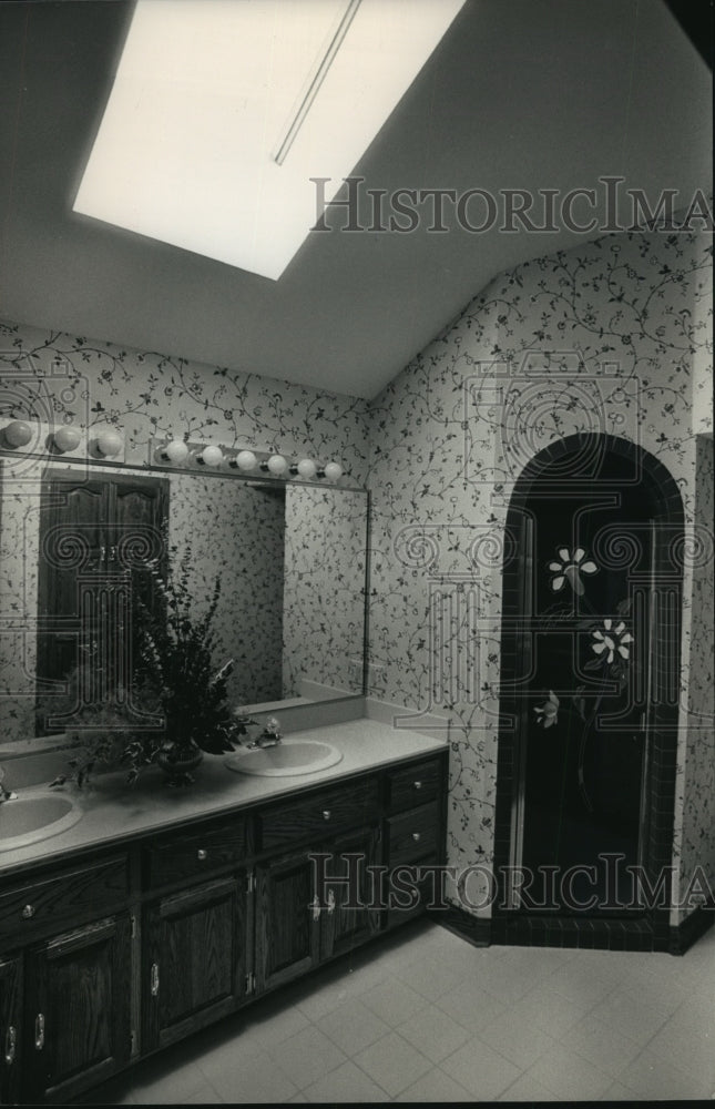 1988 Press Photo Master-Bath in Baron Tudor Home, Barenz Builders - mjb57232 - Historic Images