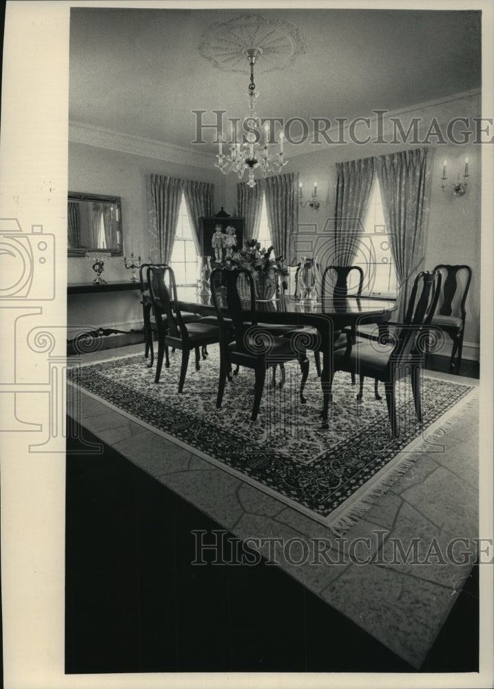 1987 Press Photo Black Marble Borders Dinning Room Floor in this Milwaukee Home - Historic Images