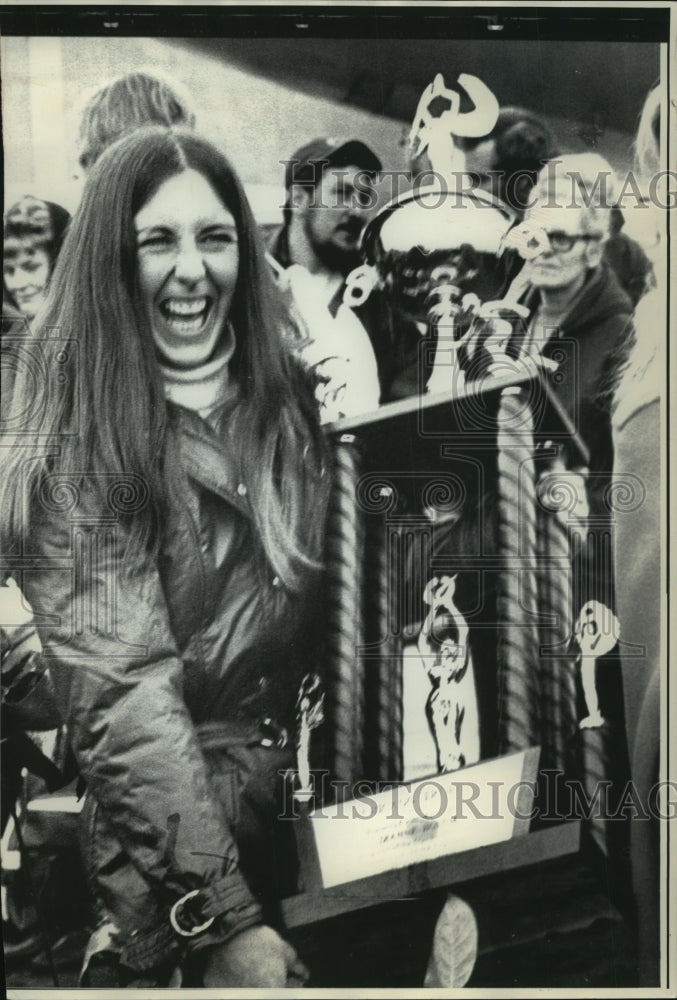 1972 Press Photo Gold Medalist Dianne Holum Holds Trophy By Chicago Mayor Daley-Historic Images