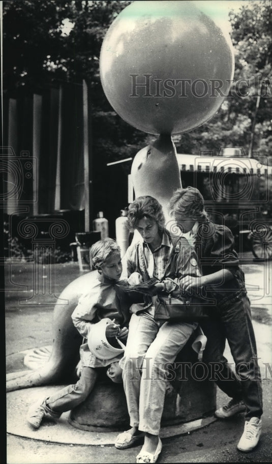 1986 Press Photo Visitors check a map, Milwaukee County Children's Zoo-Historic Images