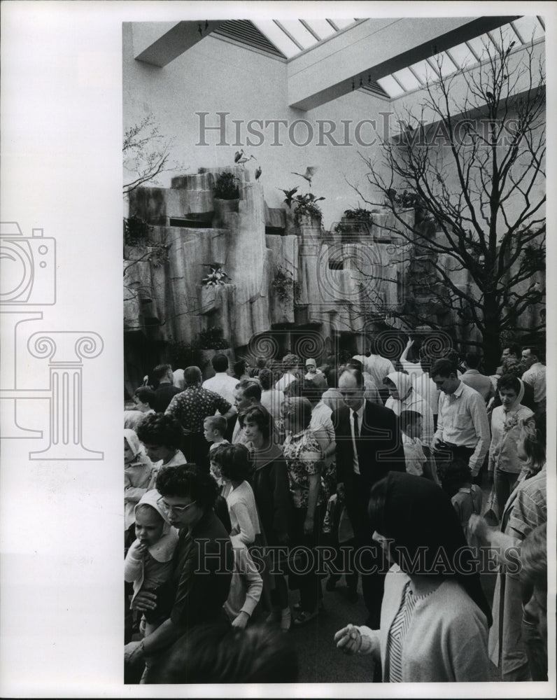 1964 Press Photo Opening Day at the Milwaukee Zoo Aviary Attracts Over 13,000 - Historic Images