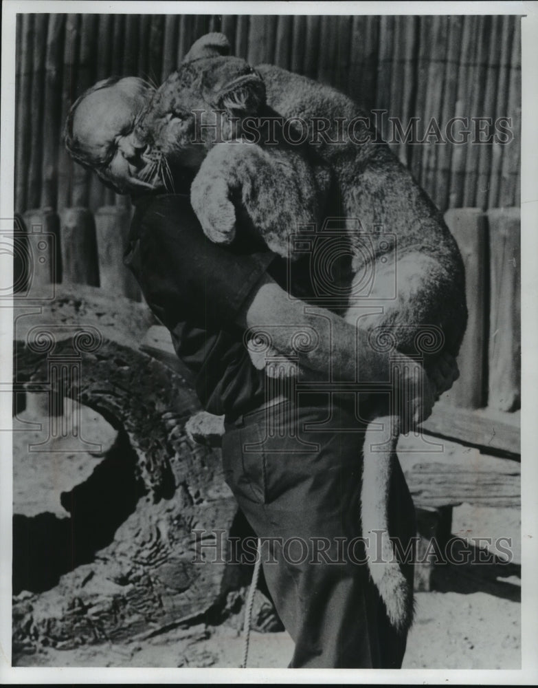 1974 Press Photo Brutus Licks Face Of Children&#39;s Zoo Supervisor Hugh Evans - Historic Images