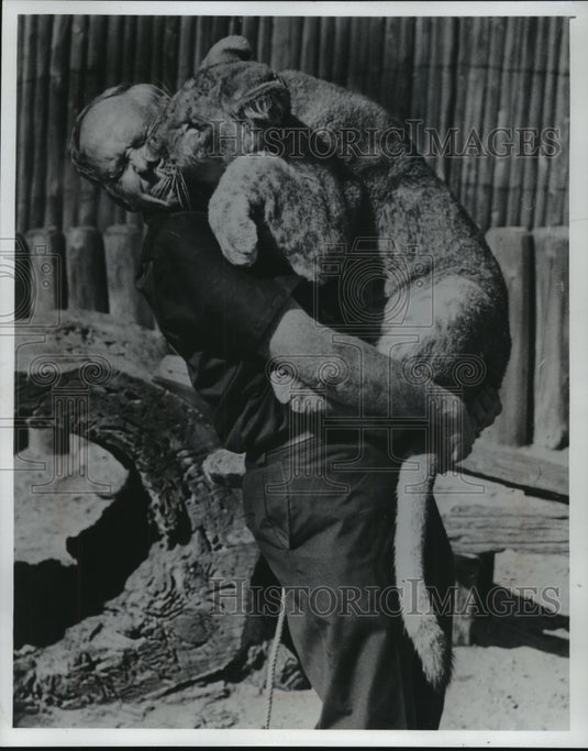 1974 Press Photo Brutus Licks Face Of Children's Zoo Supervisor Hugh Evans - Historic Images