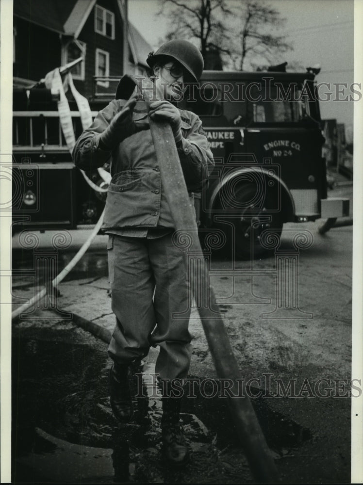 1981 Press Photo Guardsman Draining Hose After Milwaukee Fire - mjb57449-Historic Images