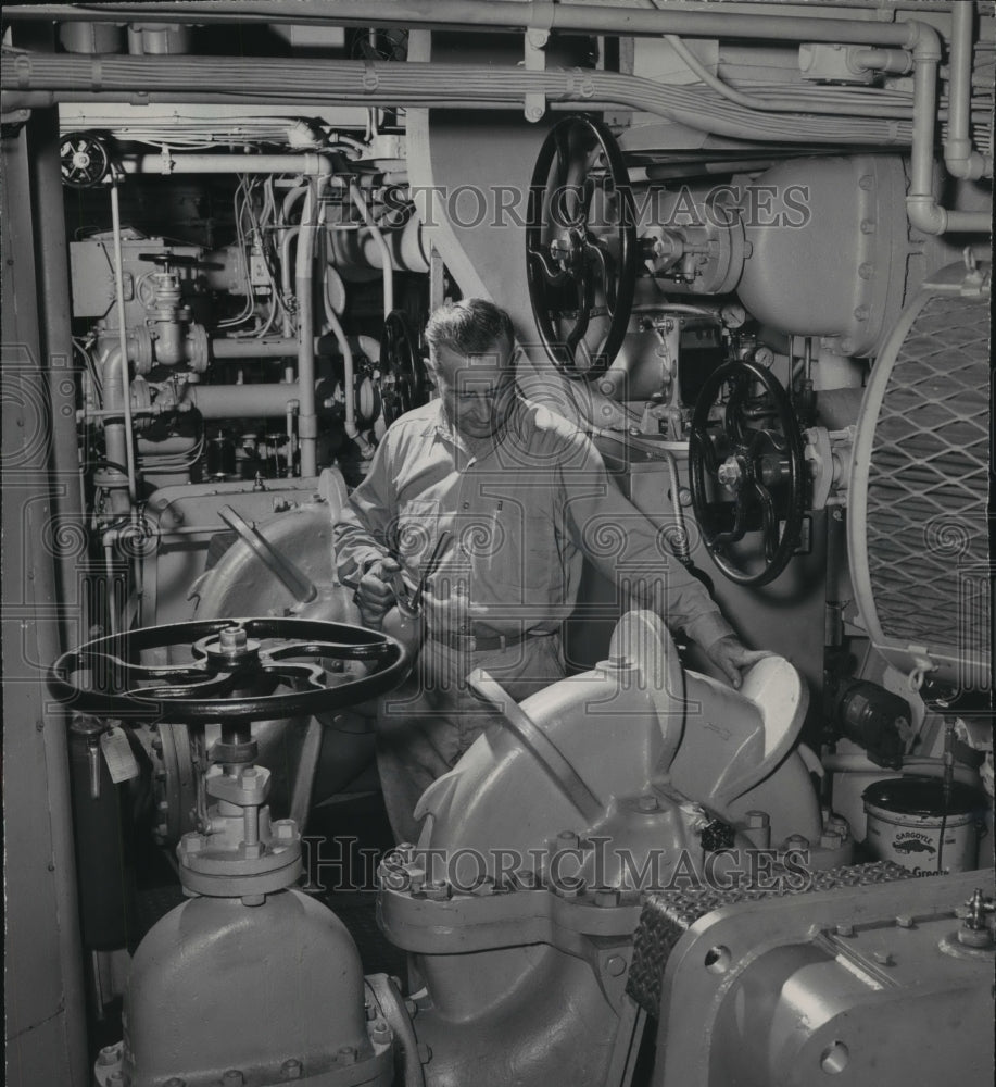 1949 Press Photo Milwaukee Fire Dept engineer Arnold Swaziek oils rotary pump - Historic Images