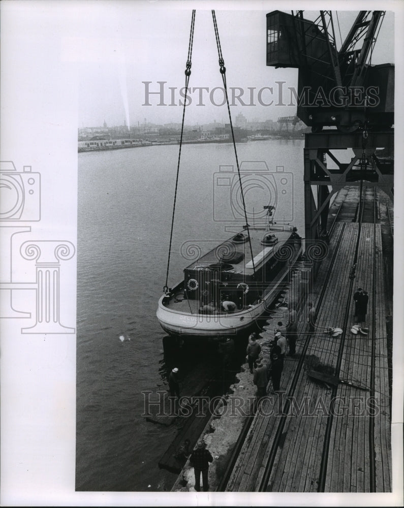 1963 Press Photo Milwaukee Fire Department fireboat Deluge gets new propellers - Historic Images