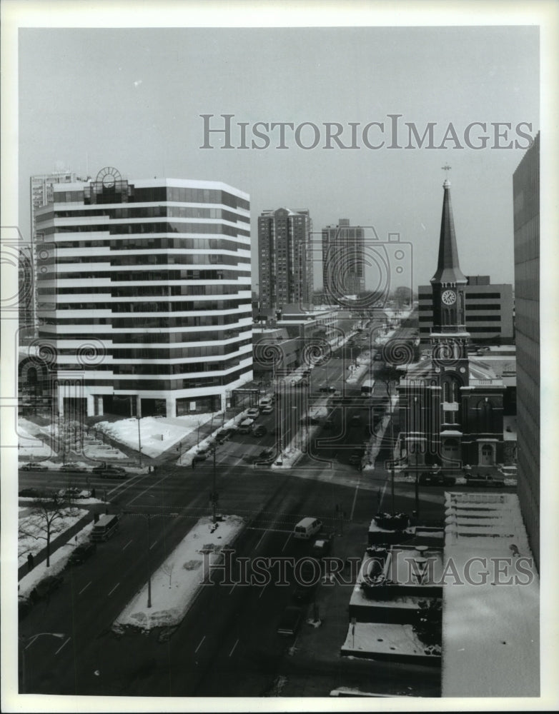 1994 Press Photo The Plaza East Office Center and Juneau Village in Milwaukee - Historic Images