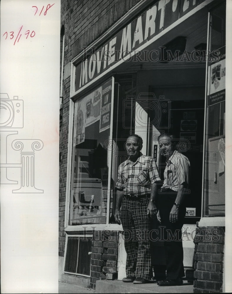 1977 Press Photo Albert and Chet Hammond Movie Mart Camera Store, Milwaukee - Historic Images