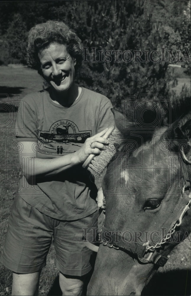 1986 Press Photo Farmer and Humanist, Barbara Morford, Brushing a Horse. - Historic Images
