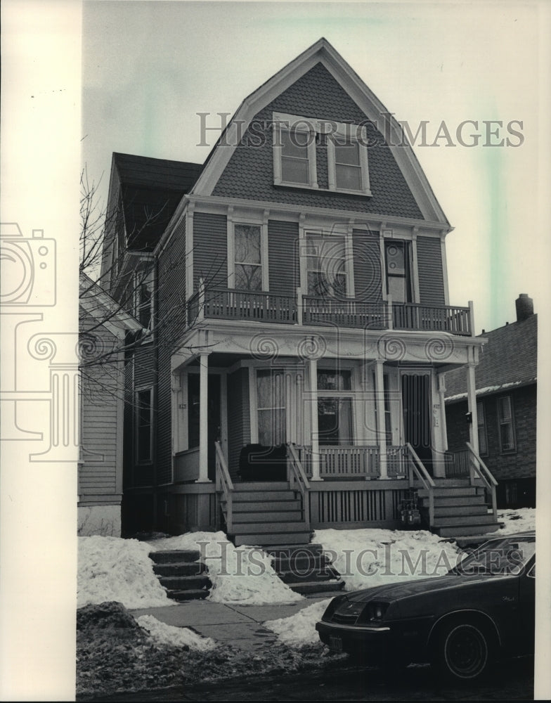 1984 Press Photo Milwaukee Duplex has 7 Pages of Code Violations - mjb57558 - Historic Images